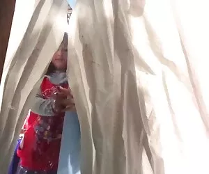 纹身，胡子辣妹发痒她的朋友。 群交日本