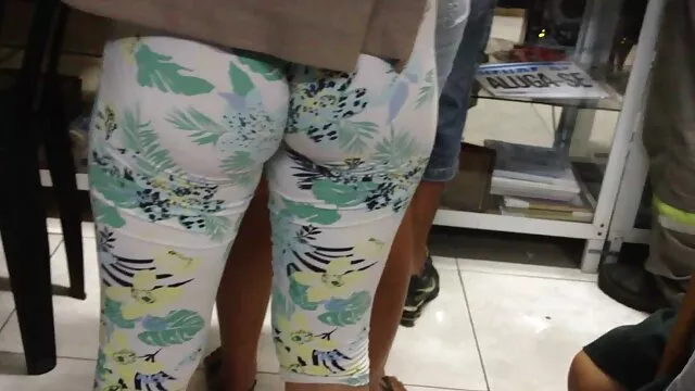 肌肉男子在森林里的脸照片 日本每次妳站