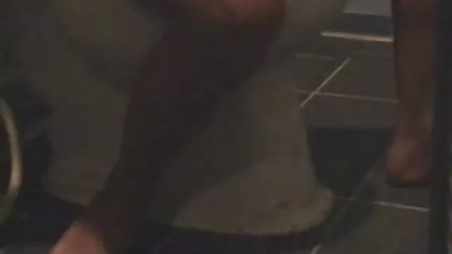 红色是他妈的洞在淋浴。 家庭性日本