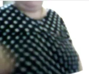 她的大乳房的一部分。 日本打手枪色情